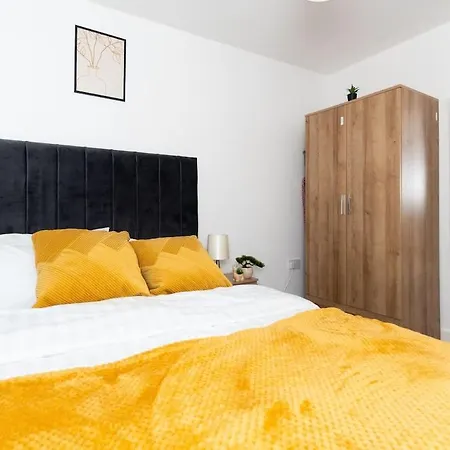 Spacious 2-Bedroom Apartment - Sleeps 4 - Step Free Access Leeds (West Yorkshire)