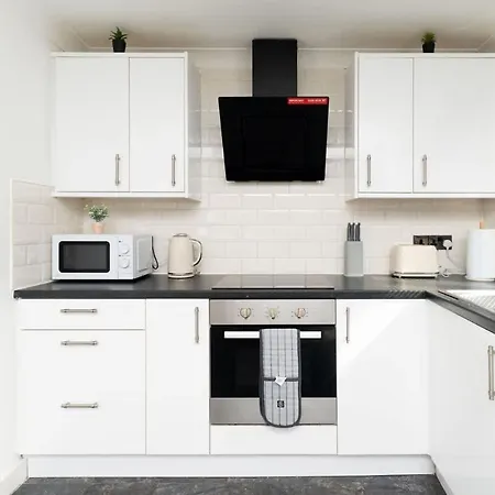 Spacious 2-Bedroom Apartment - Sleeps 4 - Step Free Access Apartment