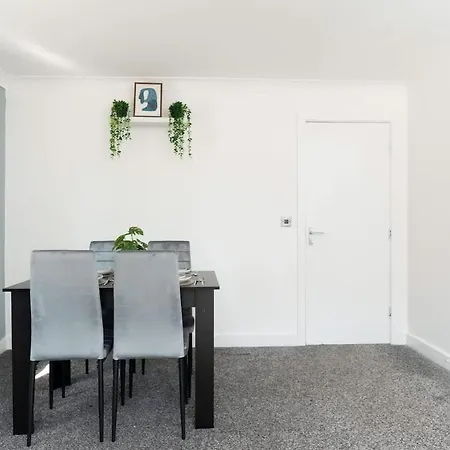 Spacious 2-Bedroom Apartment - Sleeps 4 - Step Free Access Apartment Leeds (West Yorkshire)