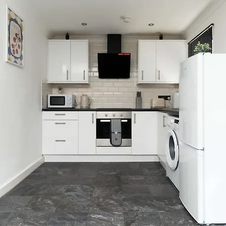 Spacious 2-bedroom - Sleeps 4 - Step Free Access Apartment *
