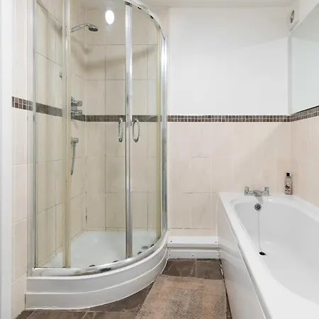 Apartment Spacious 2-Bedroom Apartment - Sleeps 4 - Step Free Access