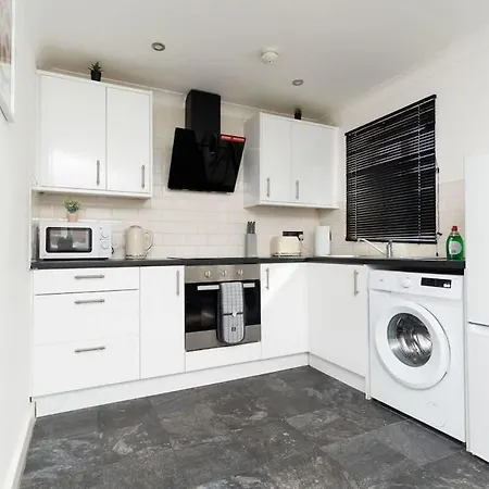 Spacious 2-Bedroom Apartment - Sleeps 4 - Step Free Access *