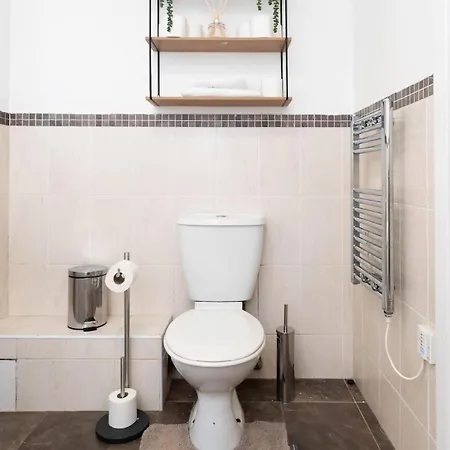 Spacious 2-Bedroom Apartment - Sleeps 4 - Step Free Access Apartment *