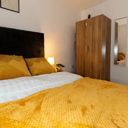 Spacious 2-Bedroom Apartment - Sleeps 4 - Step Free Access * Leeds (West Yorkshire)