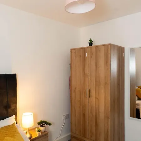 Apartment Spacious 2-Bedroom Apartment - Sleeps 4 - Step Free Access *